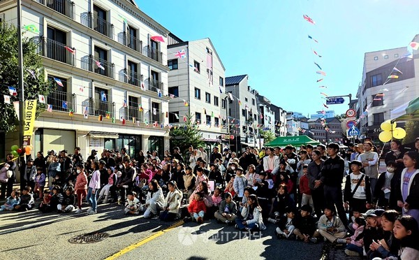 지역주민들이 9회를 맞는 광교대학로문화축제에 와서 공연을 지켜보고 있다.
