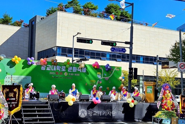 식전공연으로 광교1동 주민자치회 사물놀이 공연이 화려하게 펼쳐졌다. 