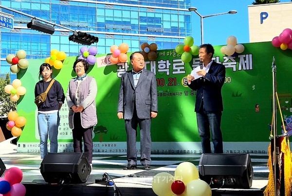 문석주 회장이 축제기획단인 왼쪽부터 홍지아 팀장, 박청숙 부녀회장, 김지용 경로당 회장을 소개하고 있다.