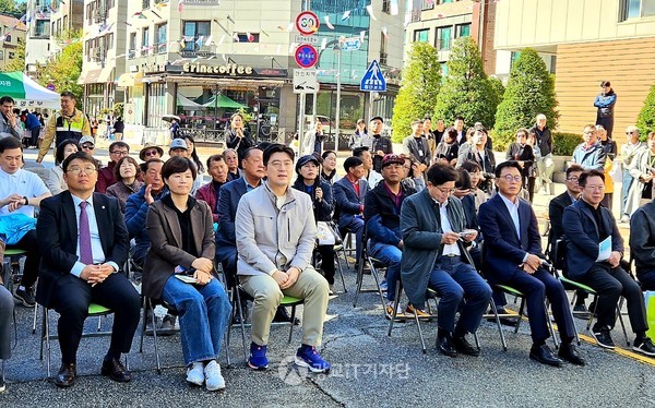 문석주 회장이 광교대학로문화축제에 참석한 내빈들을 일일이 소개했다.
