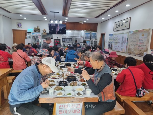 영통노인대학생은 1층에서, 광교 노인 대학생은 2층에서 식사를 했다.