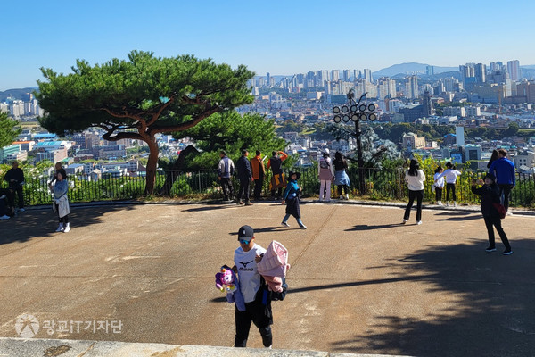 수원화성행궁 걷기 코스중 서장대에서 회원가족들의 모습