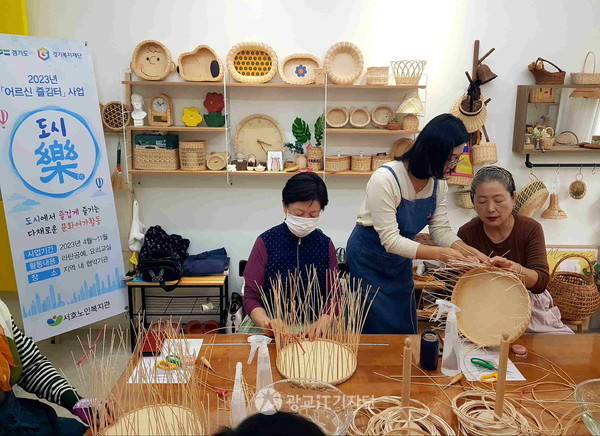  '코로레비 라탄공방' 김미화 강사가 바구니 짜는 방법을 열심히 지도하고 있다.