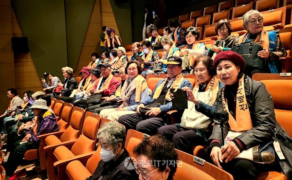 경기중부권역 소속인 광교노인복지관 선배시민 자원봉사자 11명이 행사장 3층에 나란히 앉아 있다.