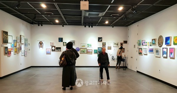 미술 전시는 팔달문화센터 지하 1층 전시실에서 11월 한 달간 진행되고 있다.