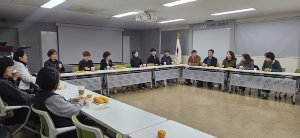 김장 봉사후 자원봉사자들이 간담회에서 봉사소감을 나누고 있다.