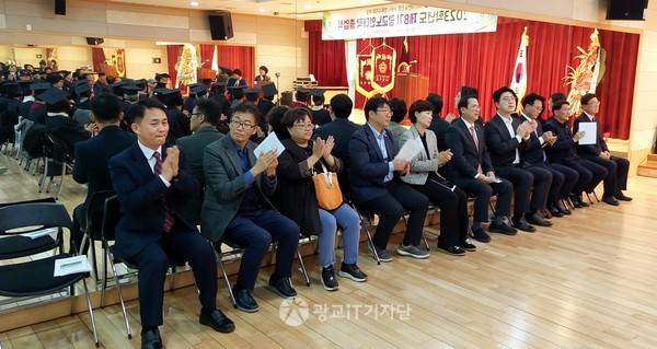 김열경 지회장을 비롯한 내빈들이 졸업식에 참석해 축하의 박수를 하고 있다.