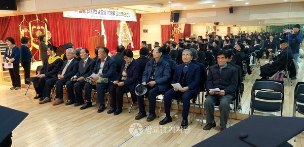 제3기 광교노인대학 졸업식에서 대한노인회 영통구지회 박종선 부회장 및 임원들이 함께해 자리를 빛냈다.
