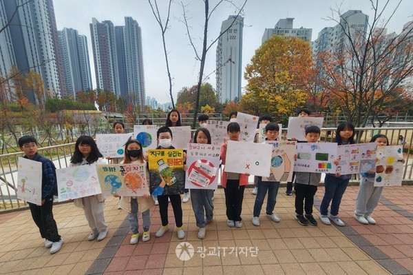 등굣길 일회용품줄이기 캠페인 후 학생 자치회 임원들이 기념촬영을 했다.