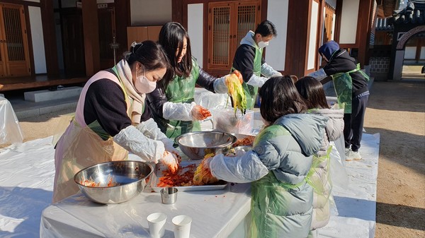 전통적인 김장 솜씨를 뽐내 보는 어린이들이 재미에 훔뻑 빠져 있다. 