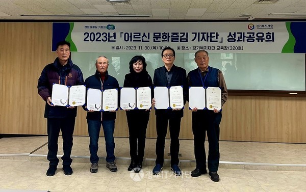 올 한해 우수기자로 선정된 김중수, 김진원, 김창균, 안숙, 염재준 기자가 상장과 온누리 상품권을 받아들고 사진 촬영을 하고 있다. 
