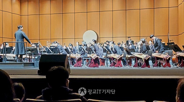공연은 KBS국악관현악단 예술 감독을 역임한 원영석 이화여대 한국음악과 교수의 지휘와 경기시나위오케스트라 단원들의 연주로 관객들에게 큰 감동과 위로를 전했다.