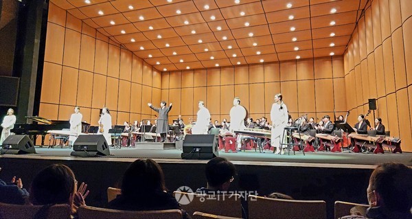경기시나위오케스트라와 함께 조화를 이룬 앙상블시나위가 공연을 마치고 원영석 지휘자와 함께 인사를 하고 있다.