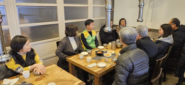 간담회 참여한 관계자들이 송년인사 및 새해덕담을 나누고 있다