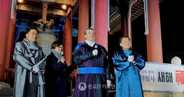새해맞이 타종에 앞서 이재준(오른쪽) 시장, 김기정(왼쪽) 의장, 멕시코(가운데) 대사가 차례로 인사말을 전하고 있다.