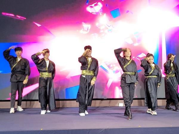 성균관대학교 약학 대학 댄스 동아리 '깔롱'의 댄스 공연이다.