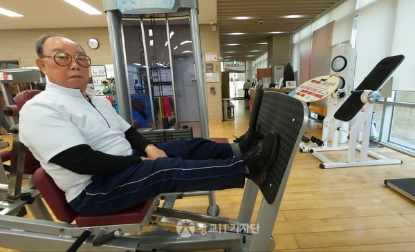 곽동환 노익장이 ‘레그프레스’’ 80kg의 하체운동 시범을 보이고 있다.