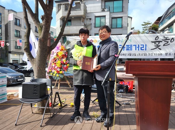 김용덕 영통구청상이 박상욱 회원에게 표창장을 수여하고 있다.