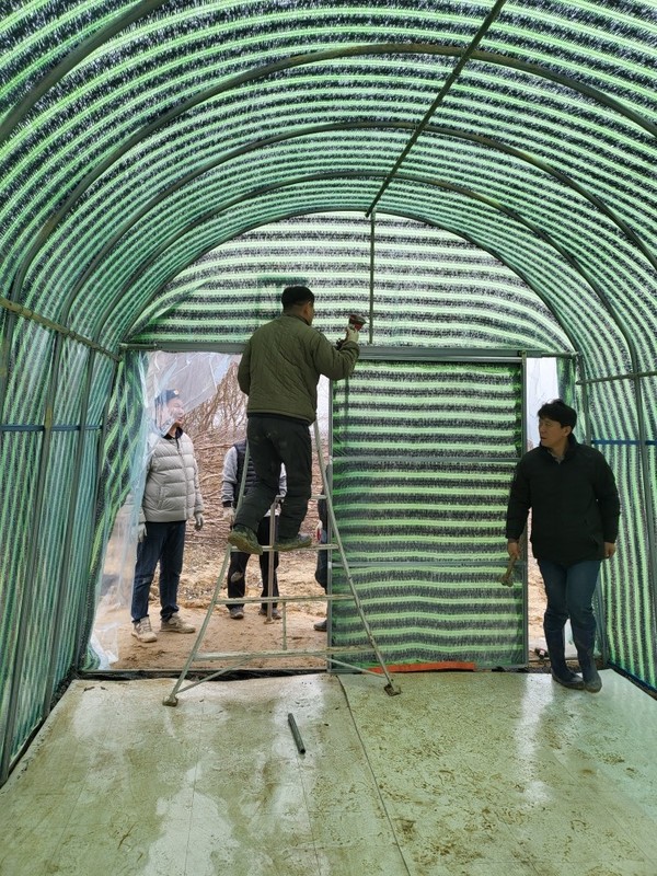  양묘를 하기 위한 비닐하우스를 새빛수원손바닥정원 운영진들이 만들고 있다