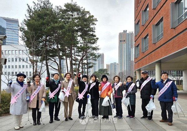 광교노인복지관 선배시민, 소환지 서포터즈들이 줍깅활동에 앞서 단체사진을 찍었다.